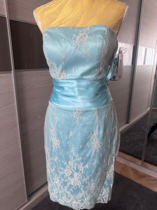 Vestido de fiesta turquesa con encaje