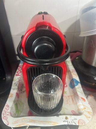 Cafetera de cápsulas Nespresso roja