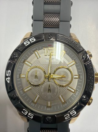 Reloj con Esfera Dorada y Correa Gris
