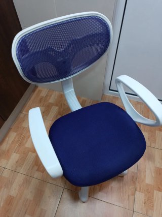 Silla de escritorio con ruedas lila y blanca