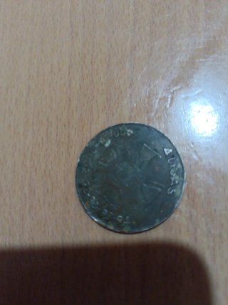 Moneda antigua con inscripciones