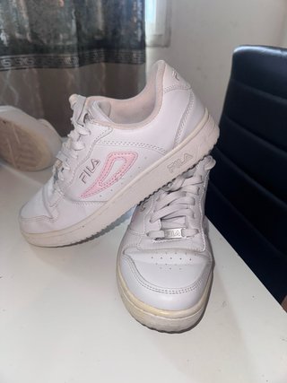 Zapatillas Fila Blancas y Rosas