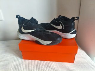 Zapatillas baloncesto Nike Team Hustle talla 40