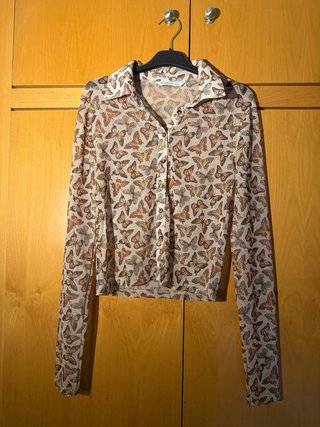 Camisa de manga larga con estampado mariposas