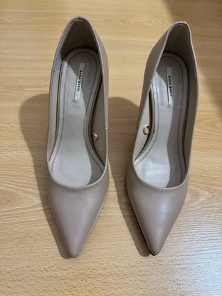 Zapatos salón stiletto beige Zara Basic
