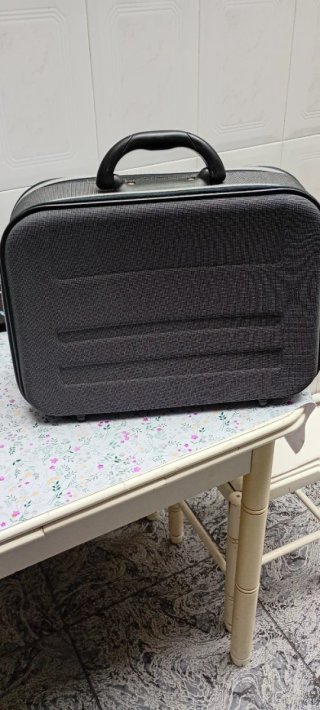 Maleta de viaje pequeña gris