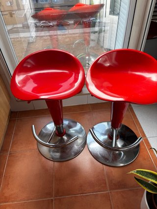 Set de 2 Taburetes de Bar Giratorios Rojos.