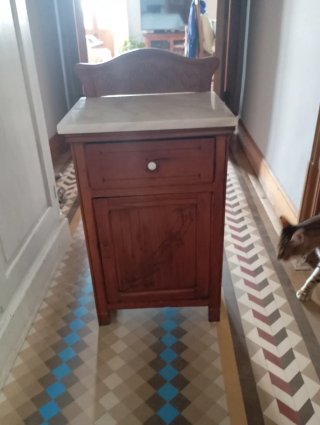 Mesita de noche antigua de madera y mármol