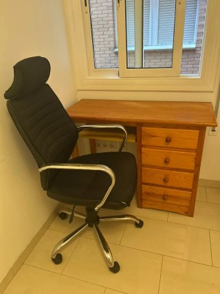 Mesa de escritorio de madera y silla