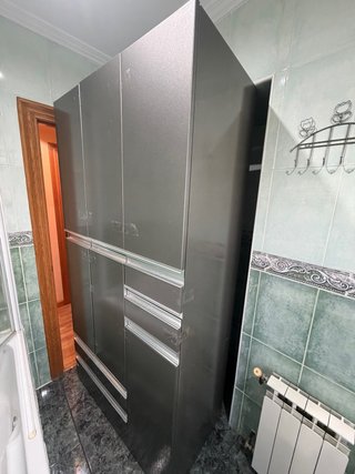 Mueble de baño con lavabo y armario