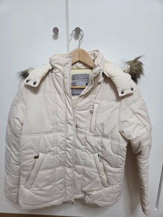 Chaqueta de plumas con capucha Quebramar Beige