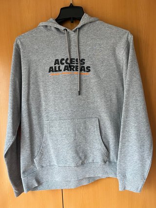 Sudadera gris con capucha