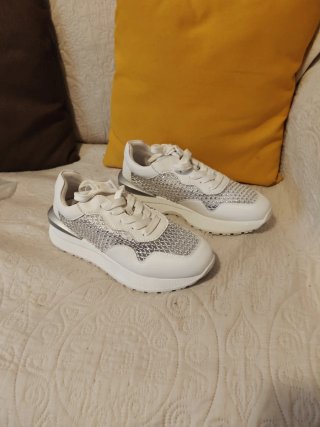 Zapatillas Deportivas Blancas y Plateadas