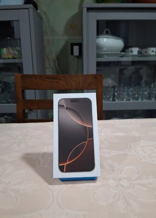 Caja iPhone 16 Pro Titanio desierto