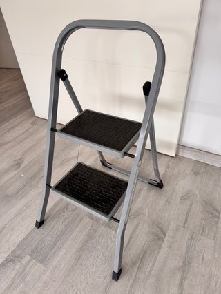 Escalera metálica plegable de 2 peldaños