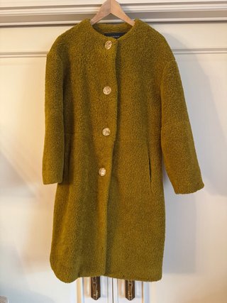 Abrigo de borreguito Zara verde oliva