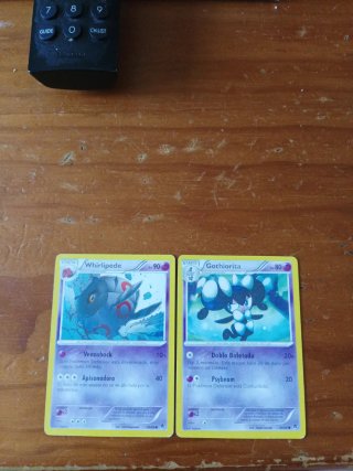 2 Cartas Pokémon: Whirlipede y Gothiorita