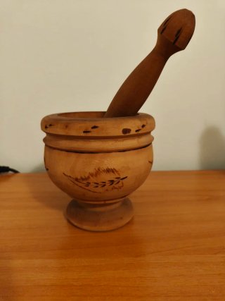 Mortaio in legno artigianale decorato
