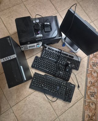 Lote de informática: Impresora, monitor y teclado