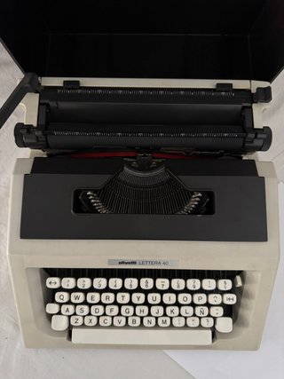 Máquina de escribir Olivetti Lettera 40
