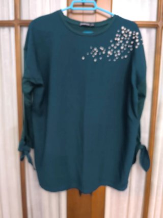Camiseta Verde con Detalle de Bolitas,media manga