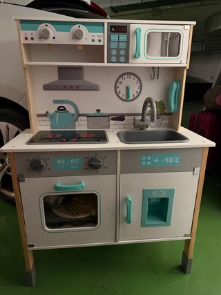 Cocinita de madera infantil con fogones con luz.