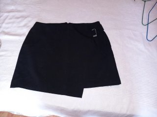 Falda negra con hebilla
