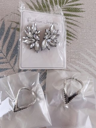 Set de pendientes y dos anillos