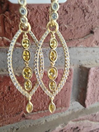 Pendientes Largos Dorados con Piedras