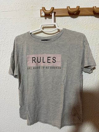 Camiseta gris con mensaje