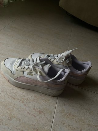 Zapatillas Puma con plataforma beige y rosa