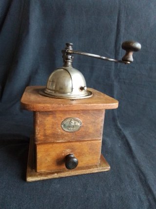 Molinillo de café antiguo de madera