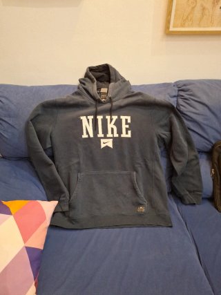 Sudadera con capucha Nike azul.