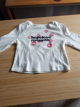 Camiseta Blanca con Estampado. 38ncm largo.