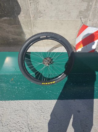 Rueda Maxxis Ikon con cámara antipinchazos