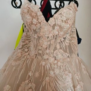 Traje de novia con encaje floral