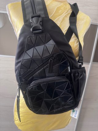Mochila Bandolera Negra Geométrica