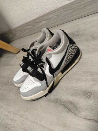 Zapatillas Jordan Grises, Blancas y Negras