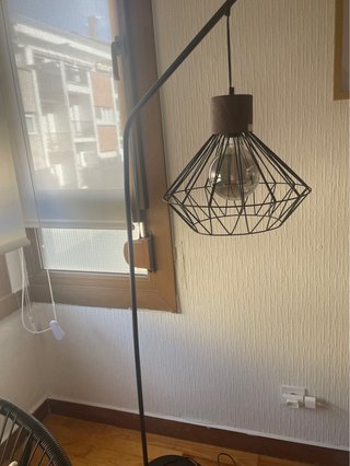 Lámpara de Pie Negra con Tulipa Geométrica