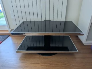 Mesa de televisión metálica de cristal negro