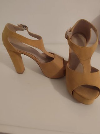 Zapatos de tacón amarillos