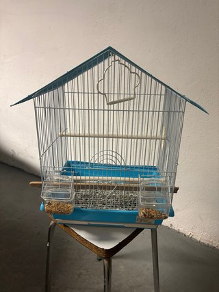 Jaula para pájaros azul y plateada