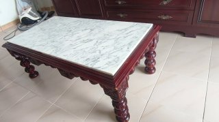 Mesa de centro antigua de madera y mármol