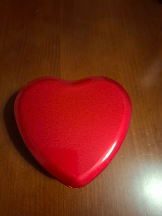 Caja con forma de corazón roja