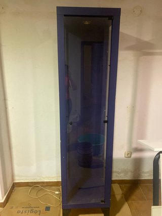 Vitrina alta azul con puerta de cristal
