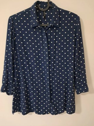 Blusa azul estampado lunares