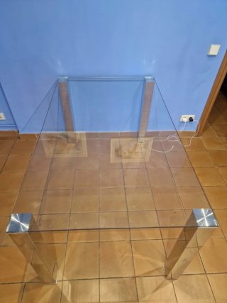 Mesa de comedor de cristal y metal