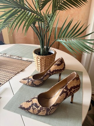 Zapatos de tacón con estampado de piel