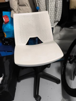 Silla de oficina blanca y patas en negro