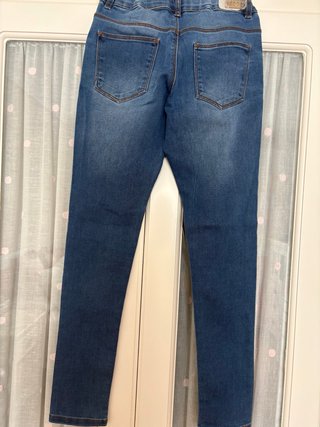 Pantalón vaquero tipo malla para niña